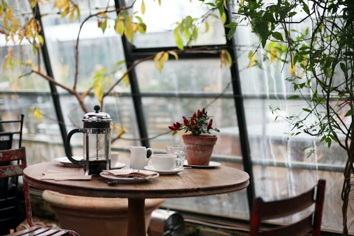 Cafea servită într-o cafenea