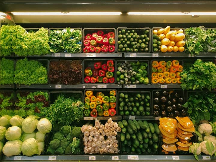 Rafturi cu fructe și legume proaspete